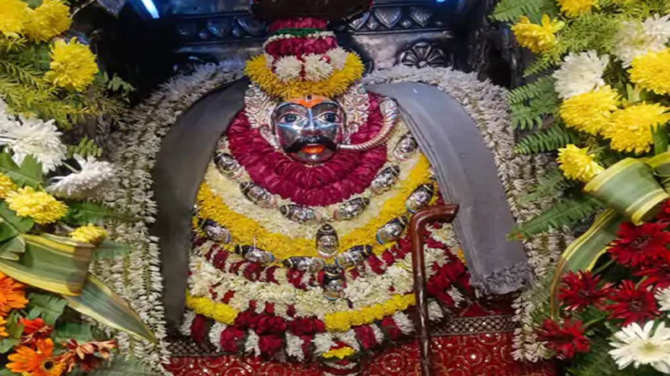 काशी के कोतवाल बाबा कालभैरव को अर्पित किया अन्नकूट का भोग, जयकारों से गूंज रहा मंदिर प्रांगण