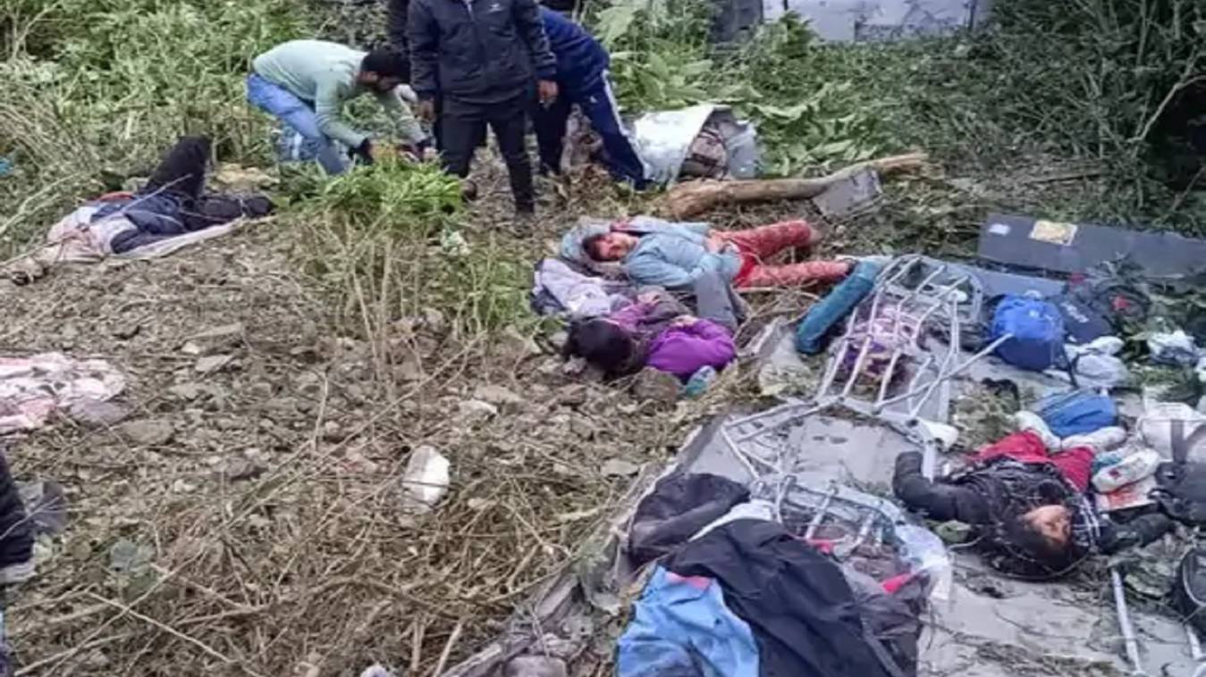  नैनीताल में 100 मीटर गहरी खाई में गिरी बस, एक बच्चे समेत 4 की मौत, 24 घायल 