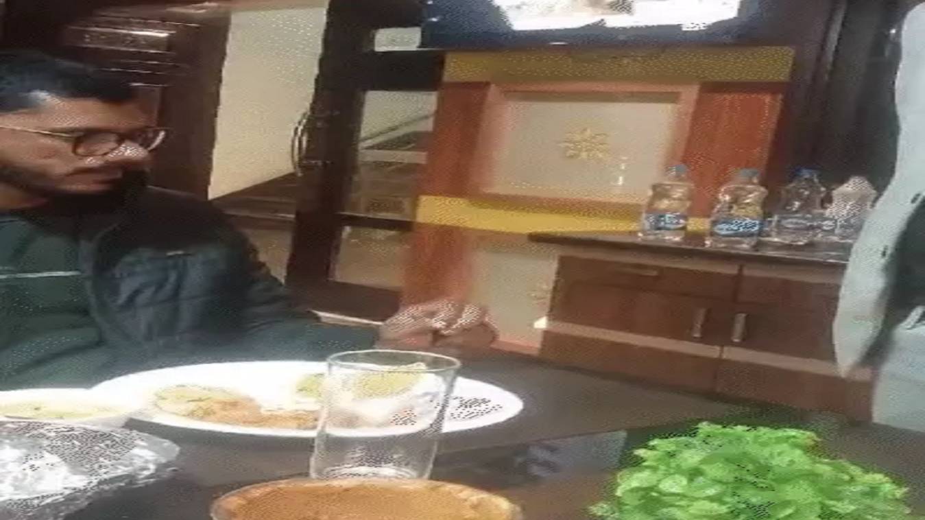 वाराणसी में ऑर्डर किया पनीर मिला चिकन, होटल में कस्टमर ने किया हंगामा, कहा-मेरा धर्म भ्रष्ट करवाओगे क्या? 