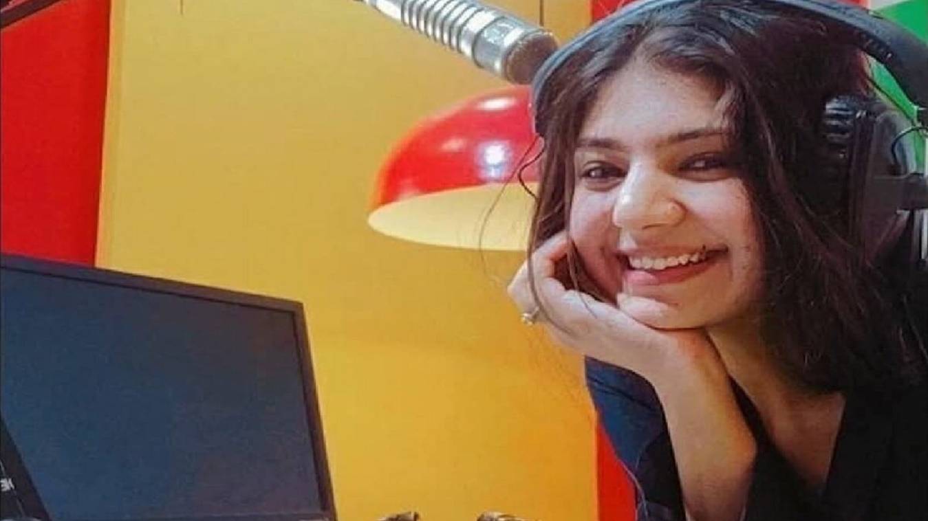  मशहूर RJ सिमरन सिंह ने किया सुसाइड: फ्लैट में फंदे से लटका मिला शव, नाम और शोहरत होने के बावजूद क्यों उठाया खौफनाक कदम 