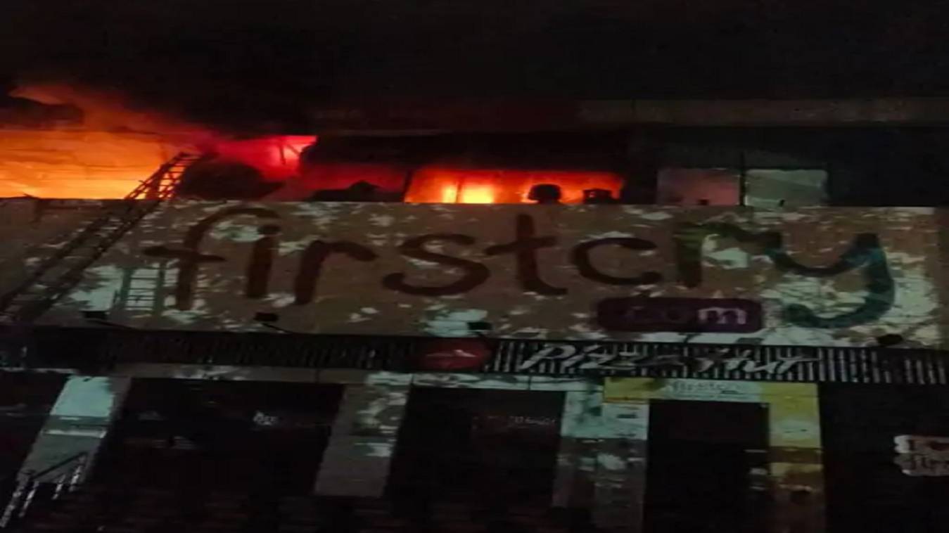 बनारस की फाइनेंस कंपनी के दफ्तर में लगी आग, होटल में ठहरे 23 पर्यटकों में मची चीखपुकार, 3 घंटे में दमकल ने पाया आग पर काबू