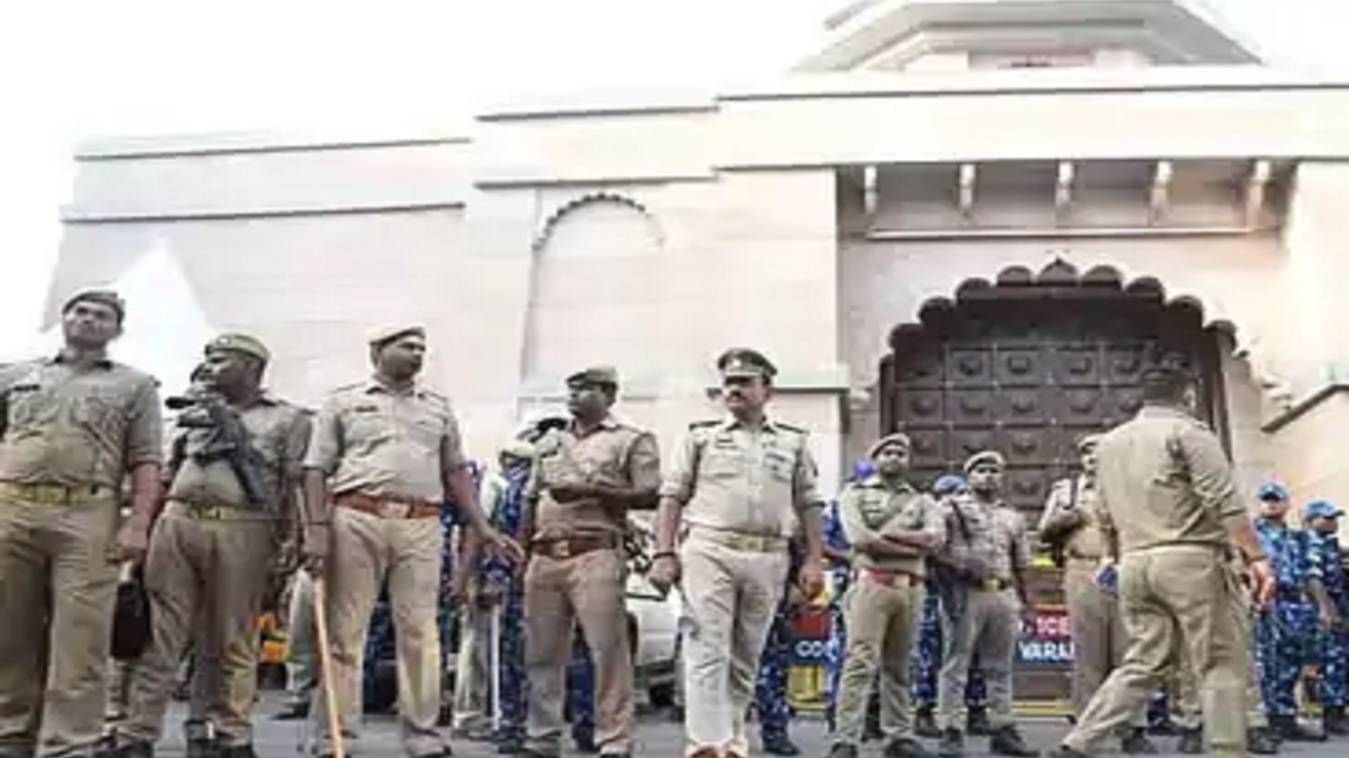 काशी विश्वनाथ मंदिर सुरक्षा से हटाए गए 104 पुलिसकर्मी, नए पुलिसर्मी संभालेंगे सुरक्षा