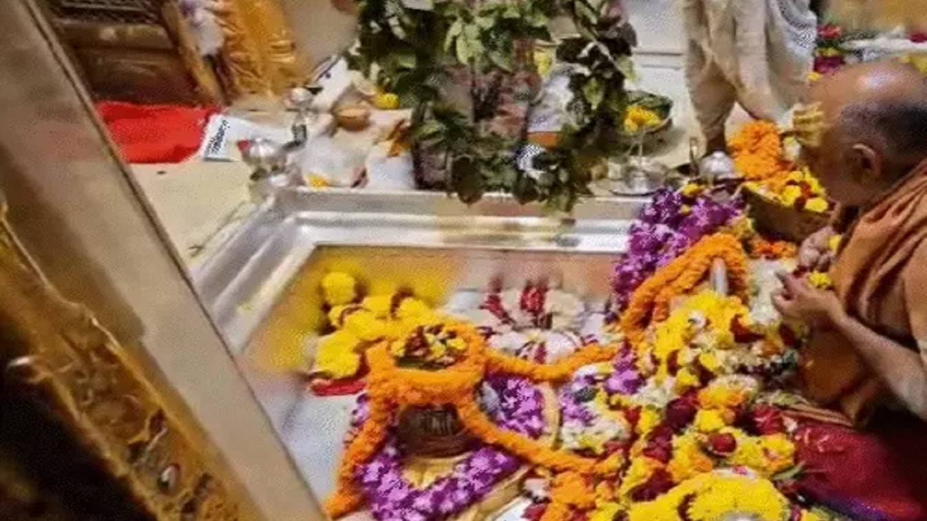 साल के पहके दिन काशी विश्वनाथ मंदिर में उमड़ा आस्था का सैलाब, परिसर में सुरक्षा व व्यवस्थाओं के विशेष इंतजाम