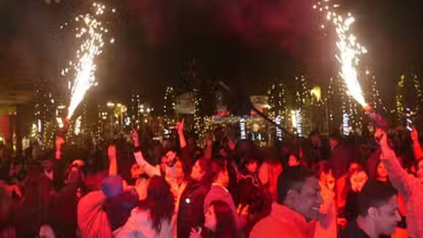 नए साल के जश्न के दौरान हुआ विवाद, पत्नी-बच्चों के सामने युवक के सिर पर फोड़ी बोतल, 6 पर हुई FIR