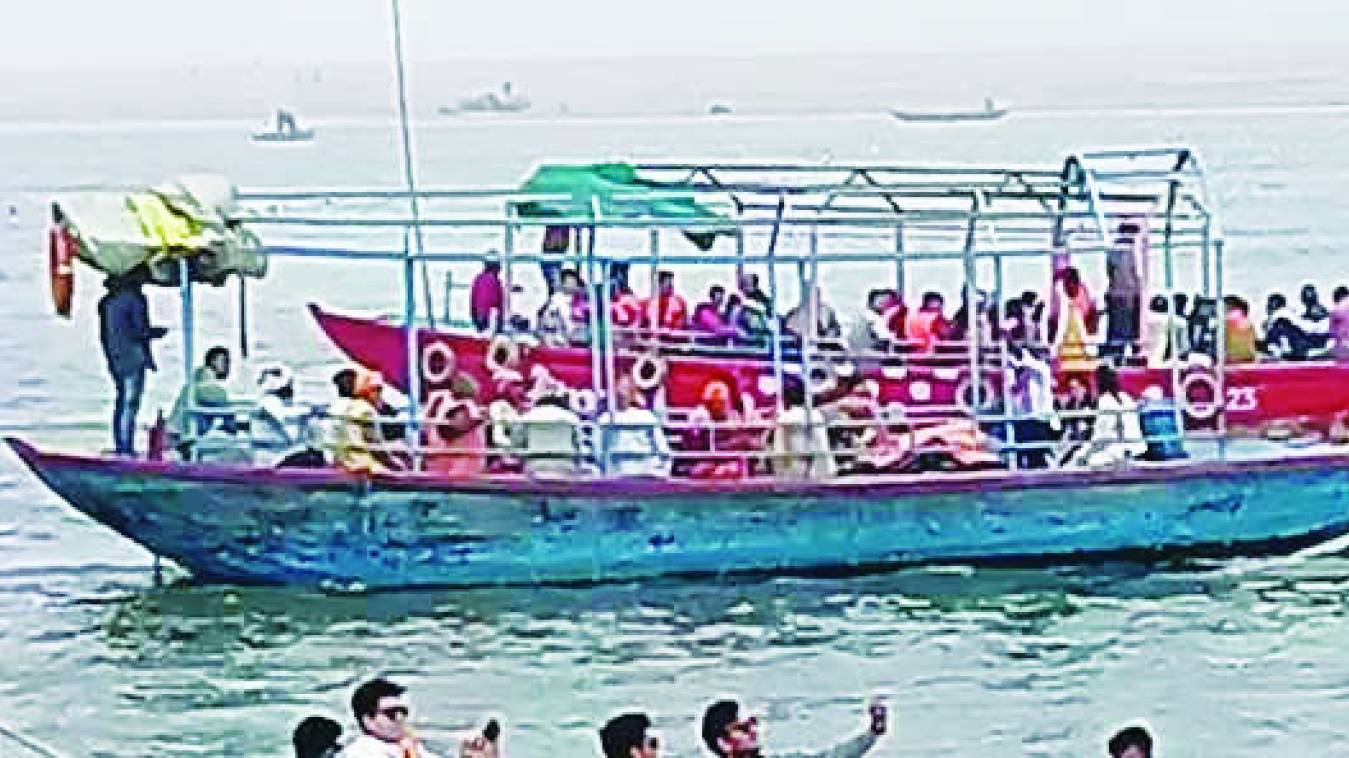 गंगा में नाव की सवारी कहीं पड़ न जाए भारी !