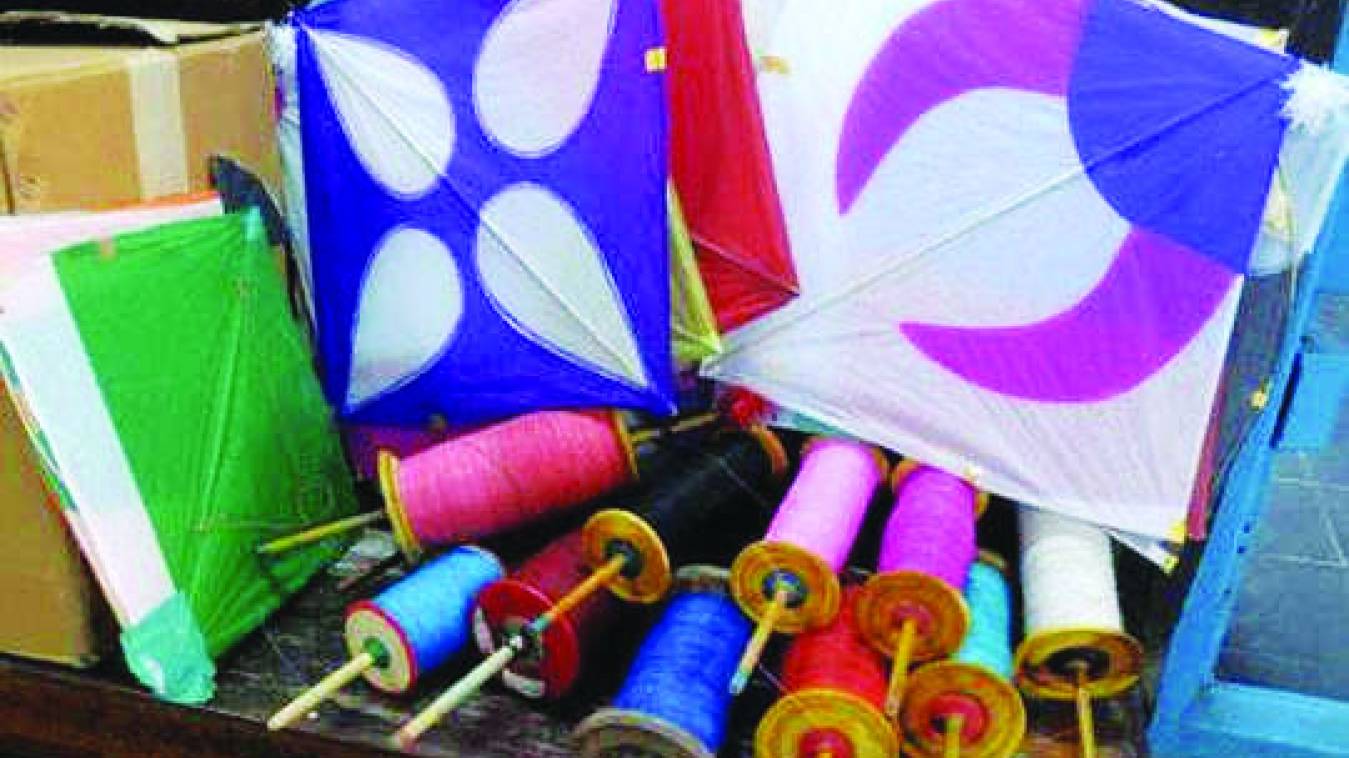 पतंगबाजी में कहीं कट ना जाए जीवन की डोर