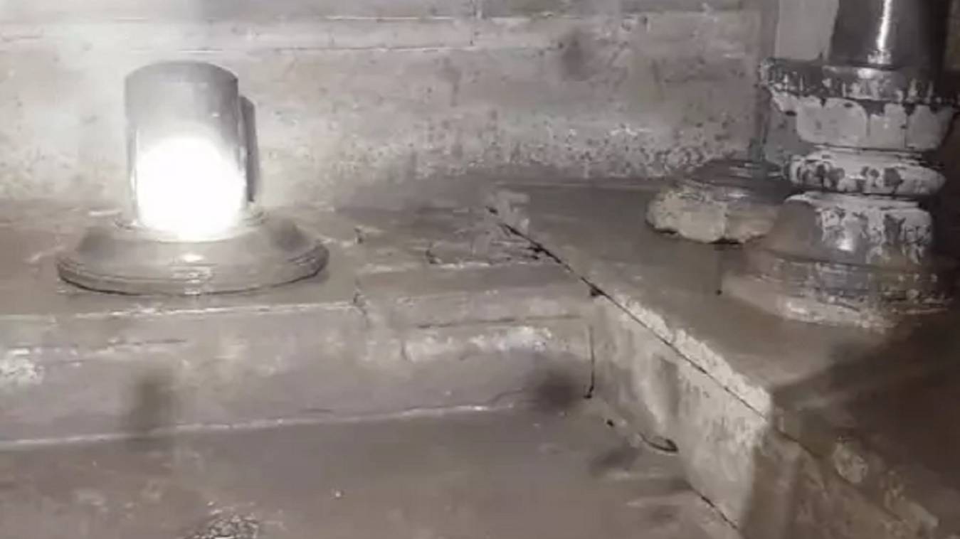 वाराणसी में खोला गया 250 साल पुराना मंदिर, 3 खंडित मिले शिवलिंग, 14 जनवरी के बाद होगा विधि विधान से पूजा