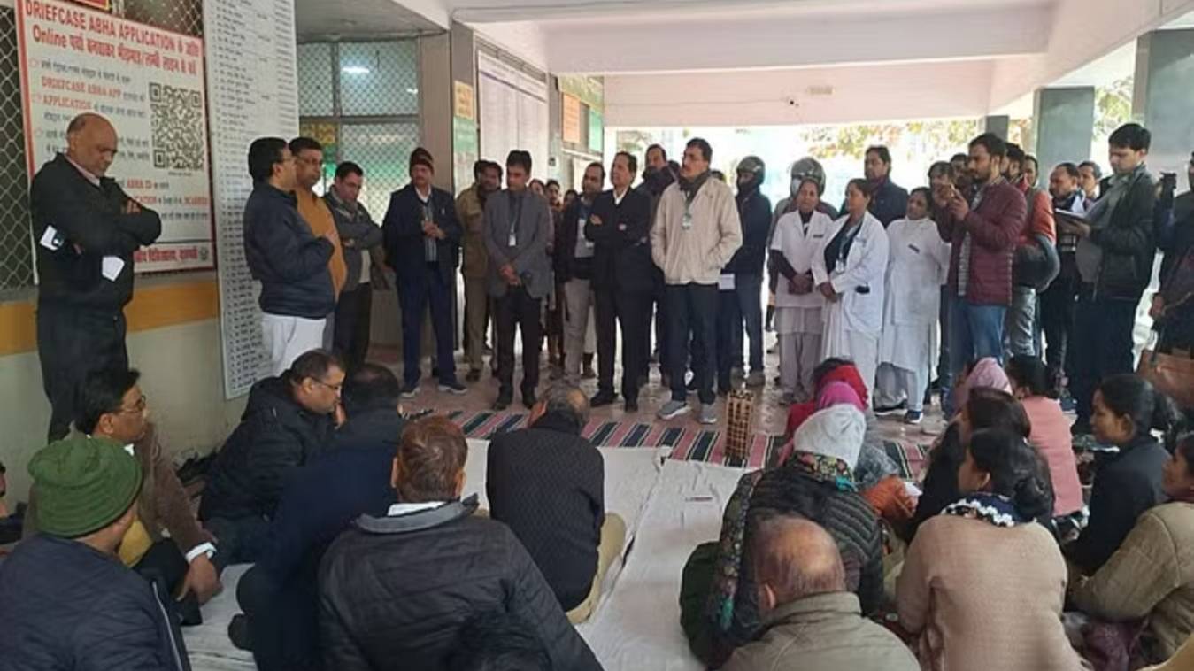 Varanasi: CMS को हटाने की डॉक्टर्स के मांग का विरोध तेज, बोले- हर 5 दिन पर होगा 1 सेवा का बहिष्कार