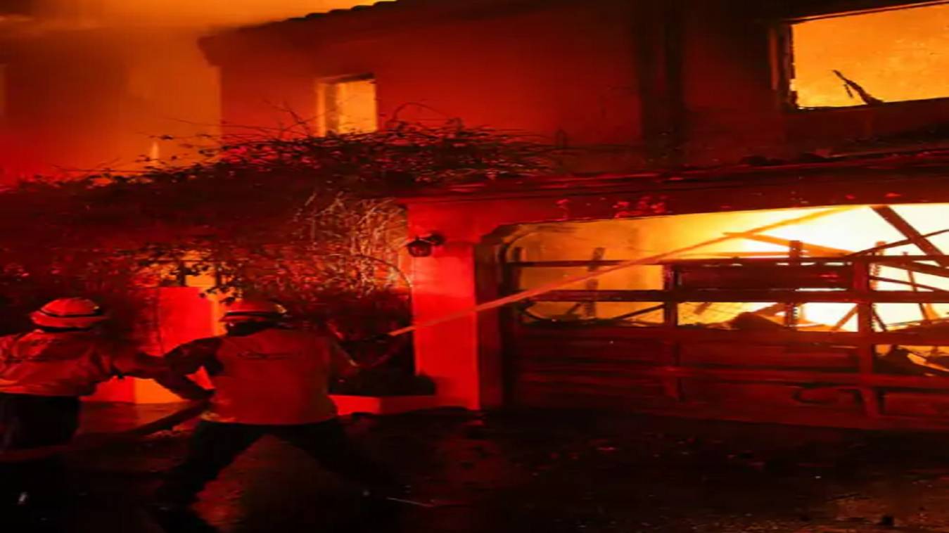 कैलिफोर्निया में 40 हजार एकड़ में फैली आग: 10 हजार इमारतें तबाह, 10 मौतें, दिखा तबाही का मंजर