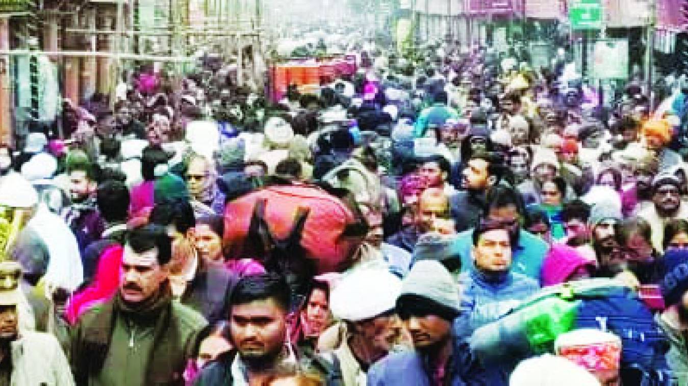 काशी में उमड़ा तीर्थयात्रियों का रेला