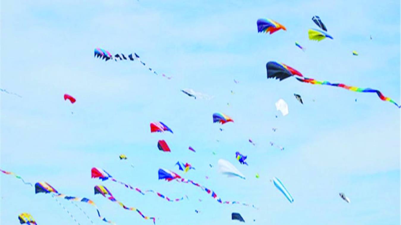 खूब उड़ी गुड्डी, रंगबिरंगी पतंगों से पटा आकाश