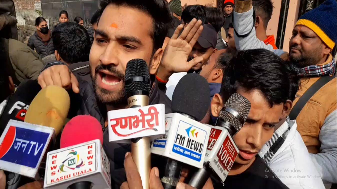 RSS प्रमुख के विरोध में विद्यापीठ के गेट पर  NSUI ने लहराए पोस्टर, पुलिस झड़प, कई कार्यकर्ता हिरासत में