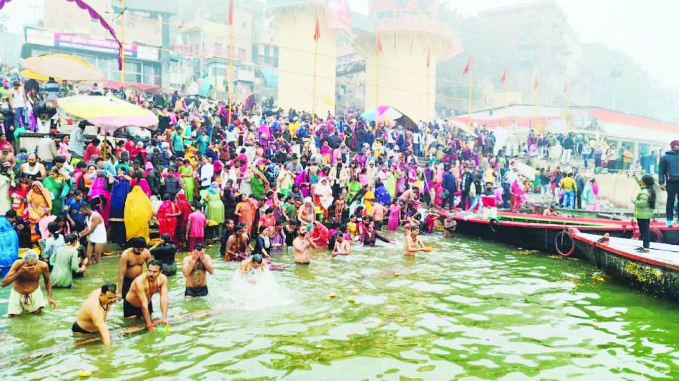 प्रयागराज के बाद काशी में जुट रही श्रद्धालुओं की भीड़