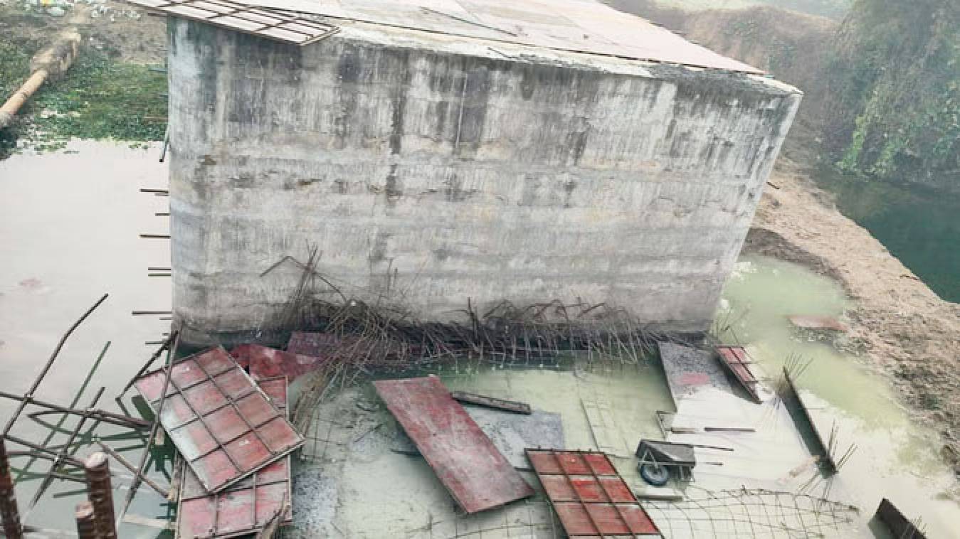  पुल का स्लैब बनाते वक्त हादसा, शटरिंग गिरी, दो मजदूर दबे