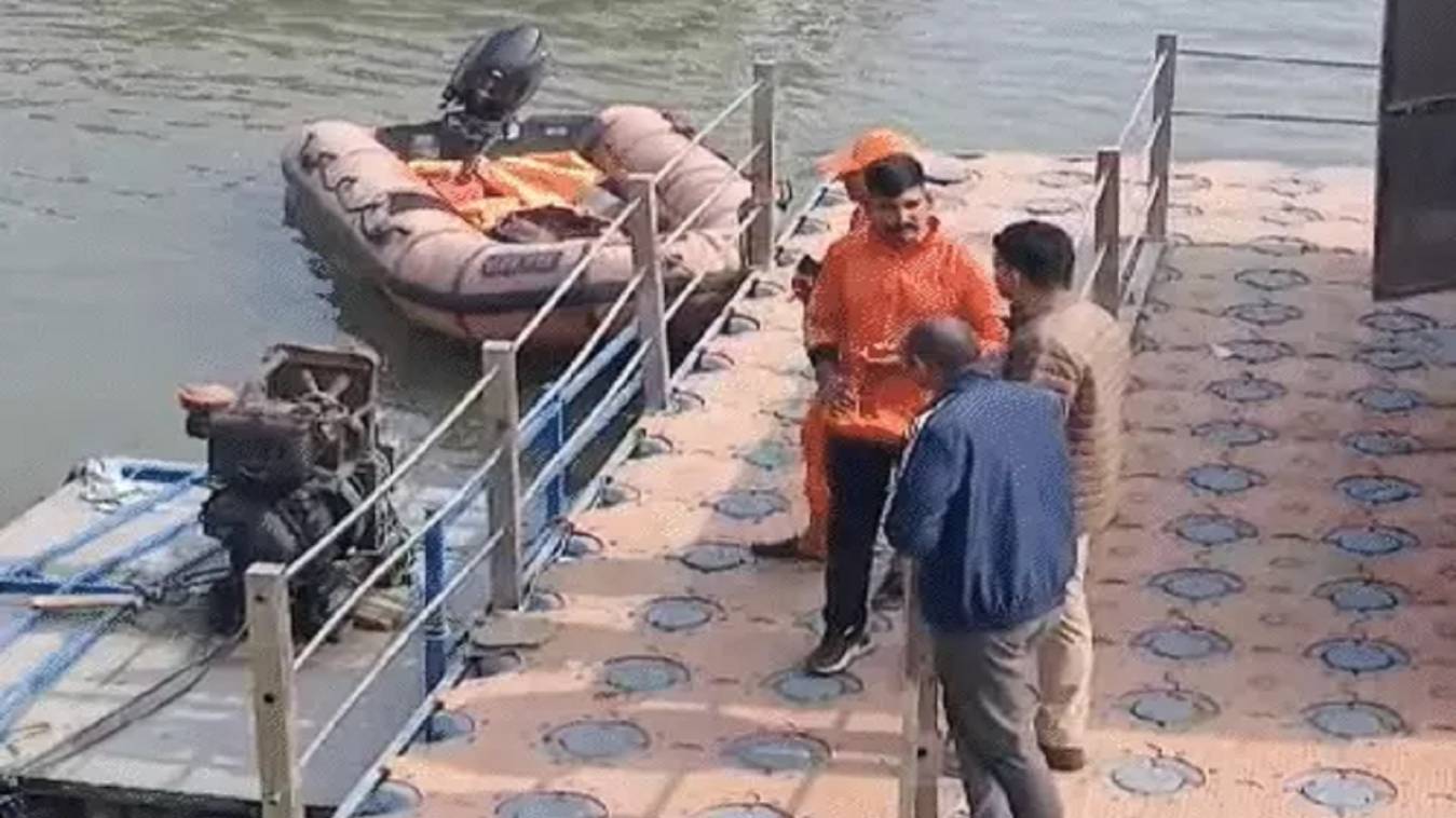 वाराणसी के अस्सी घाट पर गंगा में दक्षिणी भारतीय का मिला शव, आधार कार्ड से हुई शिनाख्त, पुलिस ने परिजनों को दी सूचना