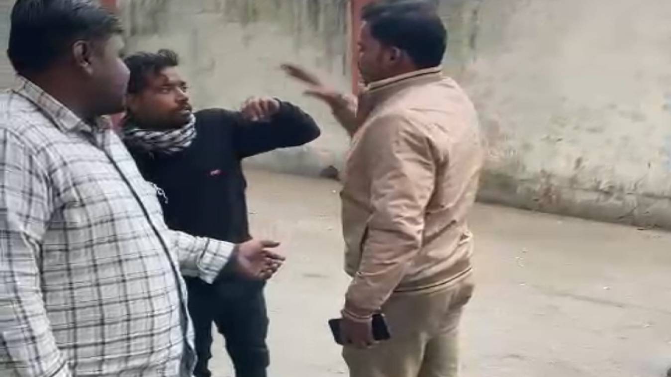 बकरा बेचने जा रहे युवक को चोर समझकर पुलिस ने बीच सड़क पर मारा,  विडियो वायरल