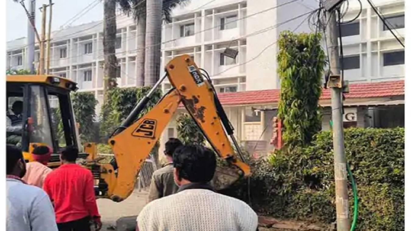 वाराणसी के होटल क्लार्क की अवैध पार्किंग को छावनी प्रशासन ने कराया खाली,  7 साल से था अवैध कब्जा