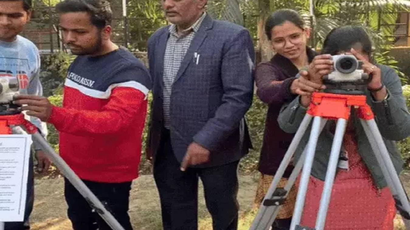 काशी विद्यापीठ : भूगोल यंत्रों पर बताया गया मानचित्र निर्माण की मशीनों का प्रदर्शन, प्रोफेसर उषा सिंह ने किया दो दिवसीय कार्यशाला का उद्घाटन