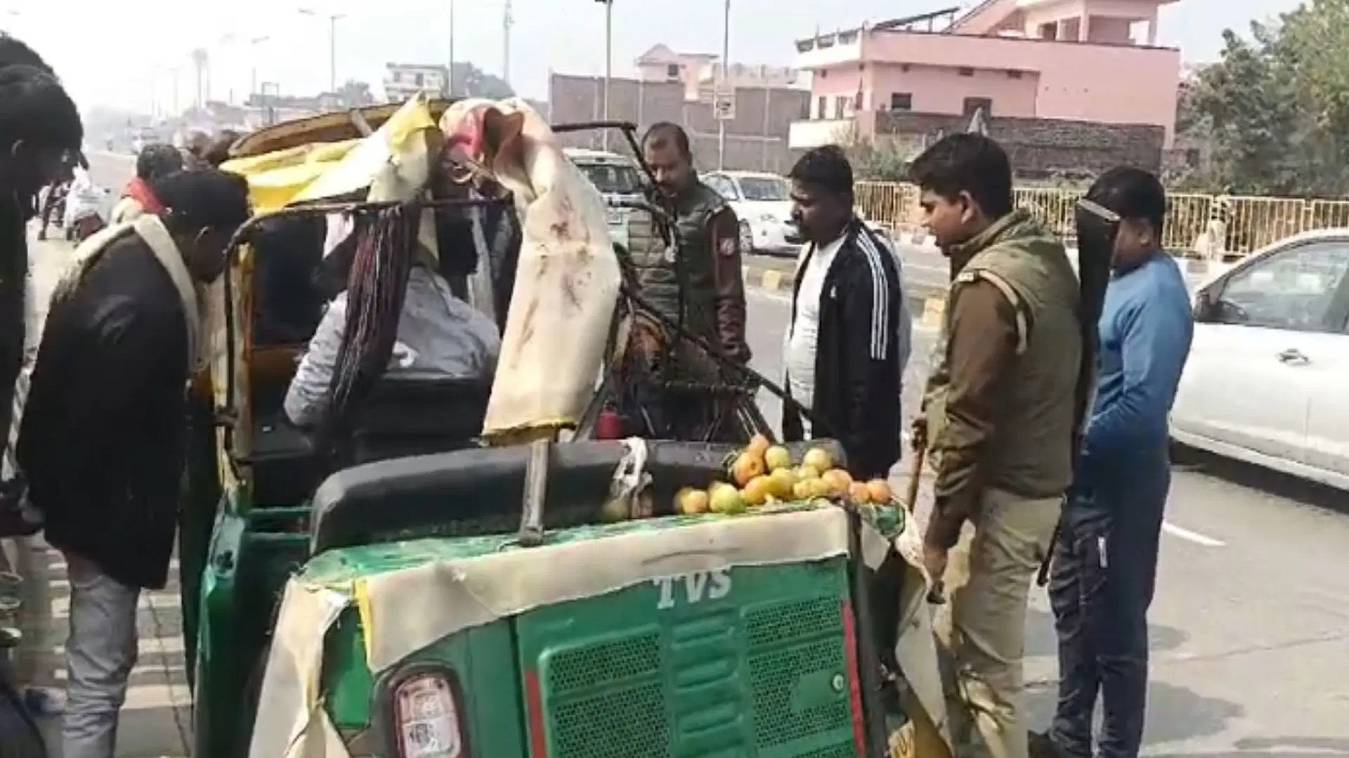 हाईवे पर वैन की टक्कर से बेकाबू ऑटो खड़े ट्रेलर में घुसा, उड़े परखच्चे; दो की मौत