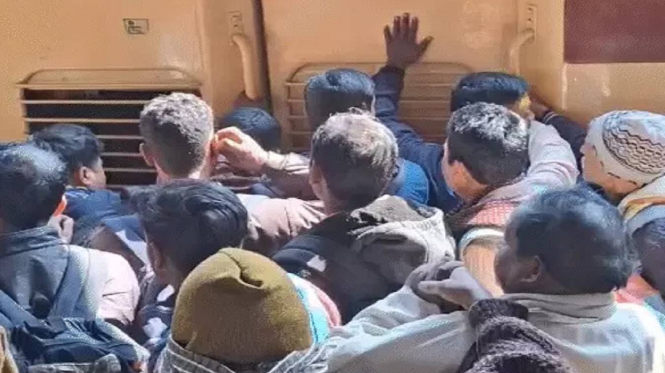 महाकुंभ में भगदड़ के बाद वाराणसी समेत इन जिलों में रोके गए वाहन, बनाई अस्थाई पार्किंग, कई ट्रेनें निरस्त