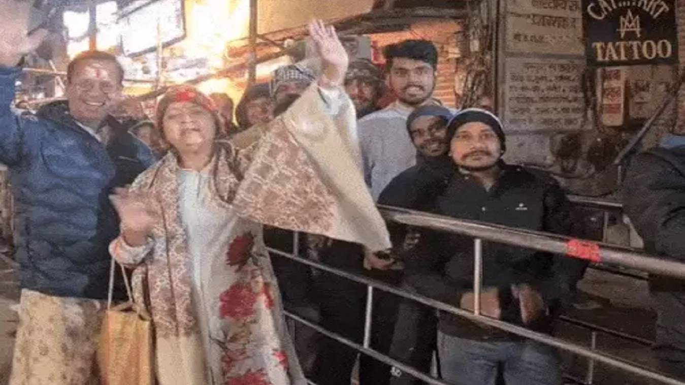 वाराणसी में सड़कों से लेकर गलियों तक सब फुल...  आज मौनी अमावस्या पर 15 लाख से अधिक श्रद्धालु पहुंचे