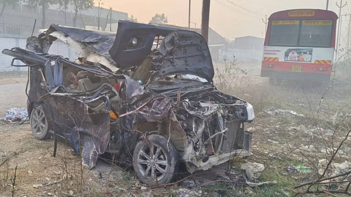 महाकुंभ से स्नानकर लौट रहे श्रद्धालुओं की बस की टक्कर से कार के उड़े परखच्चे, तीन की मौत, तीन घायल 