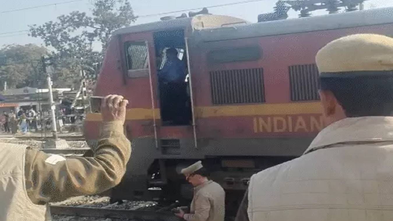 महाकुंभ में चलने वाली स्पेशल ट्रेन को स्टेशन पर छोड़कर भागा लोको पॉयलट, फोन कर स्टेशन मास्टर से कहा-16 घंटे से ट्रेन चला रहा; थक गया हूं, अब नहीं चल पाएगी ट्रेन...