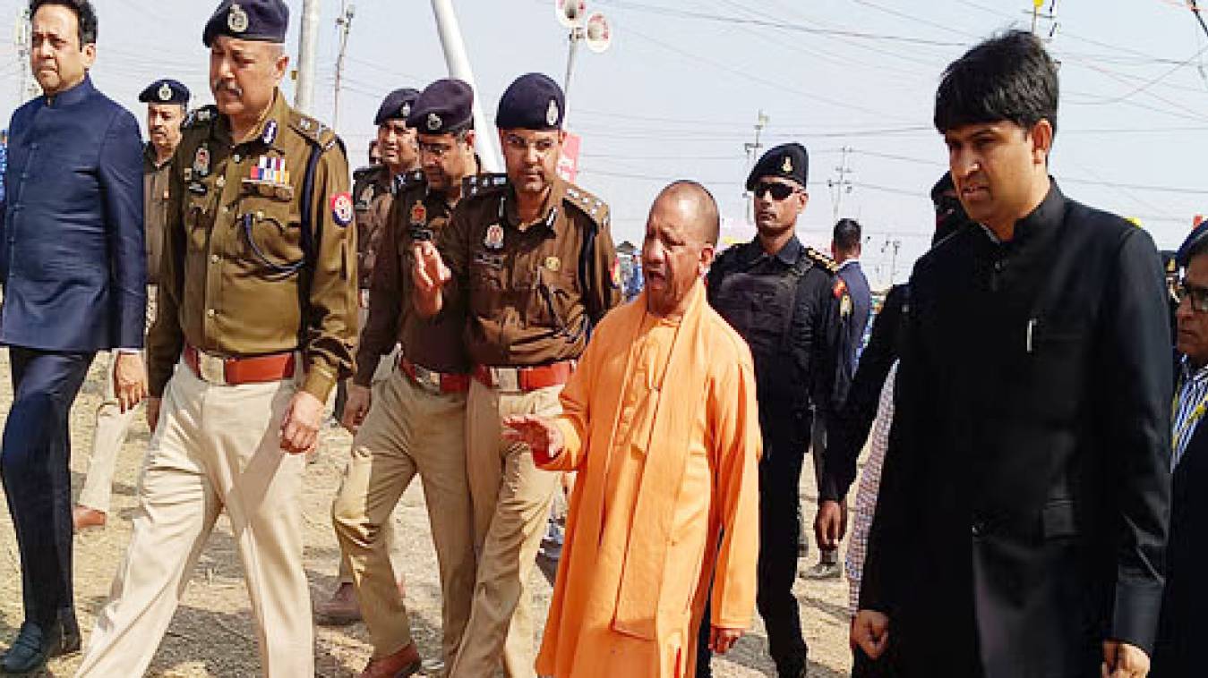 सीएम योगी ने संगम तट पर व्यवस्थाओं का लिया जायजा