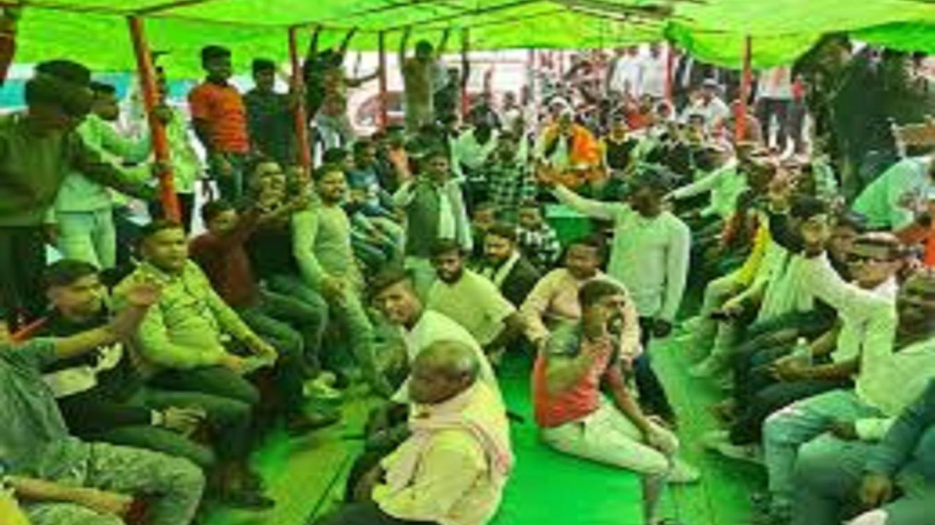 गंगा में आज नौका संचालन पूरी तरह बंद, निराश होकर लौट रहे श्रद्धालु , प्रशासन के खिलाफ लामबंद हुए नाविक 