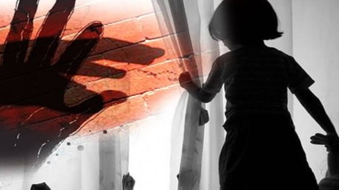 हैवानियत की हदें पार! सात साल की बच्ची से दुष्कर्म, खून से लथपथ मासूम को देख परिजनों के उड़े होश, डॉक्टरों ने चार घंटे ऑपरेशन कर बचाई जान