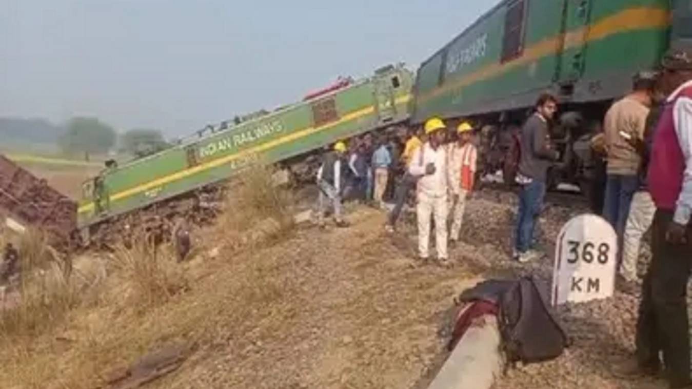 फतेहपुर में एक ही ट्रैक पर आईं दो मालगाड़ियों की टक्कर, डिब्बे पटरी से उतरे, चालक घायल