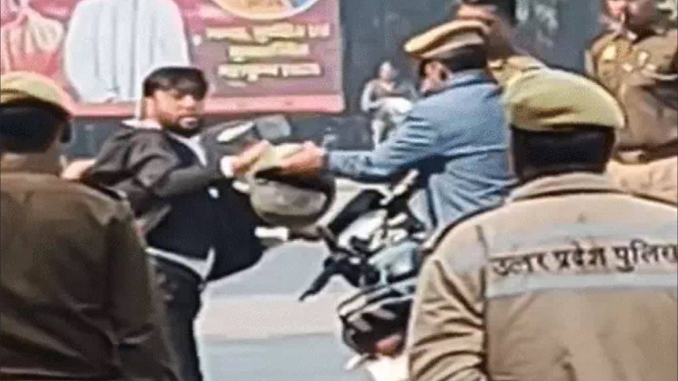 प्रयागराज में पुलिस ने वकील को पीटा, दरोगा निलंबित, रास्ता बंद करने पर हुई बहस