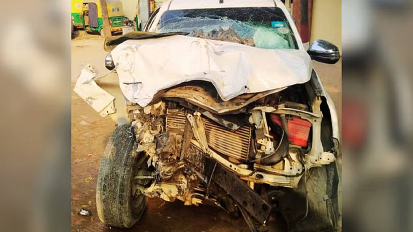 श्रद्धालुओं से भारी कार अज्ञात तेज रफ़्तार वाहन से टकराई, छह लोग घायल