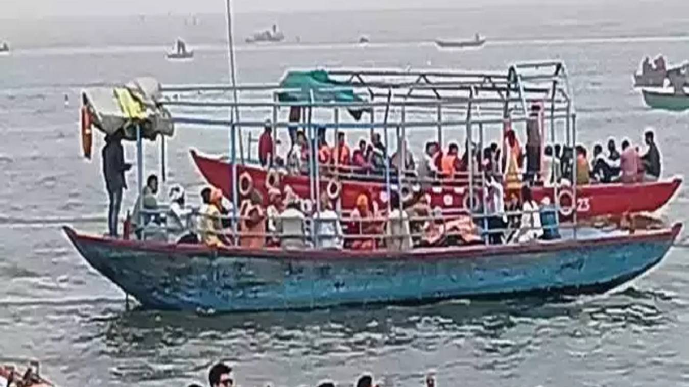 36 घंटे बाद शुरू हुआ गंगा में नाव संचालन, मेयर ने नाविकों को दिया आश्वासन, अब नगर निगम नहीं जारी करेगा नावों का लाइसेंस  