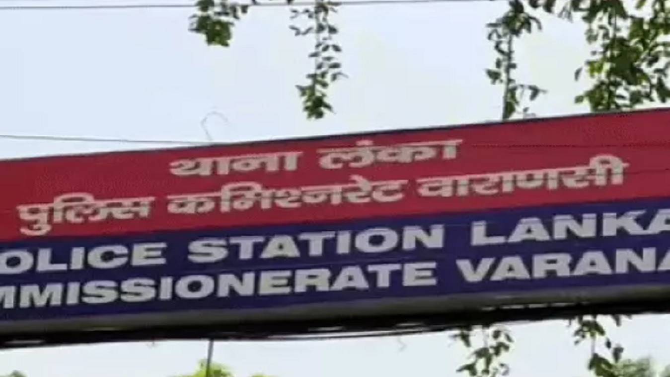 वाराणसी में दक्षिण भारतीय पर्यटक ने युवक पर धारदार हथियार से गले पर किया हमला, पुलिस ने दर्ज किया मुकदमा