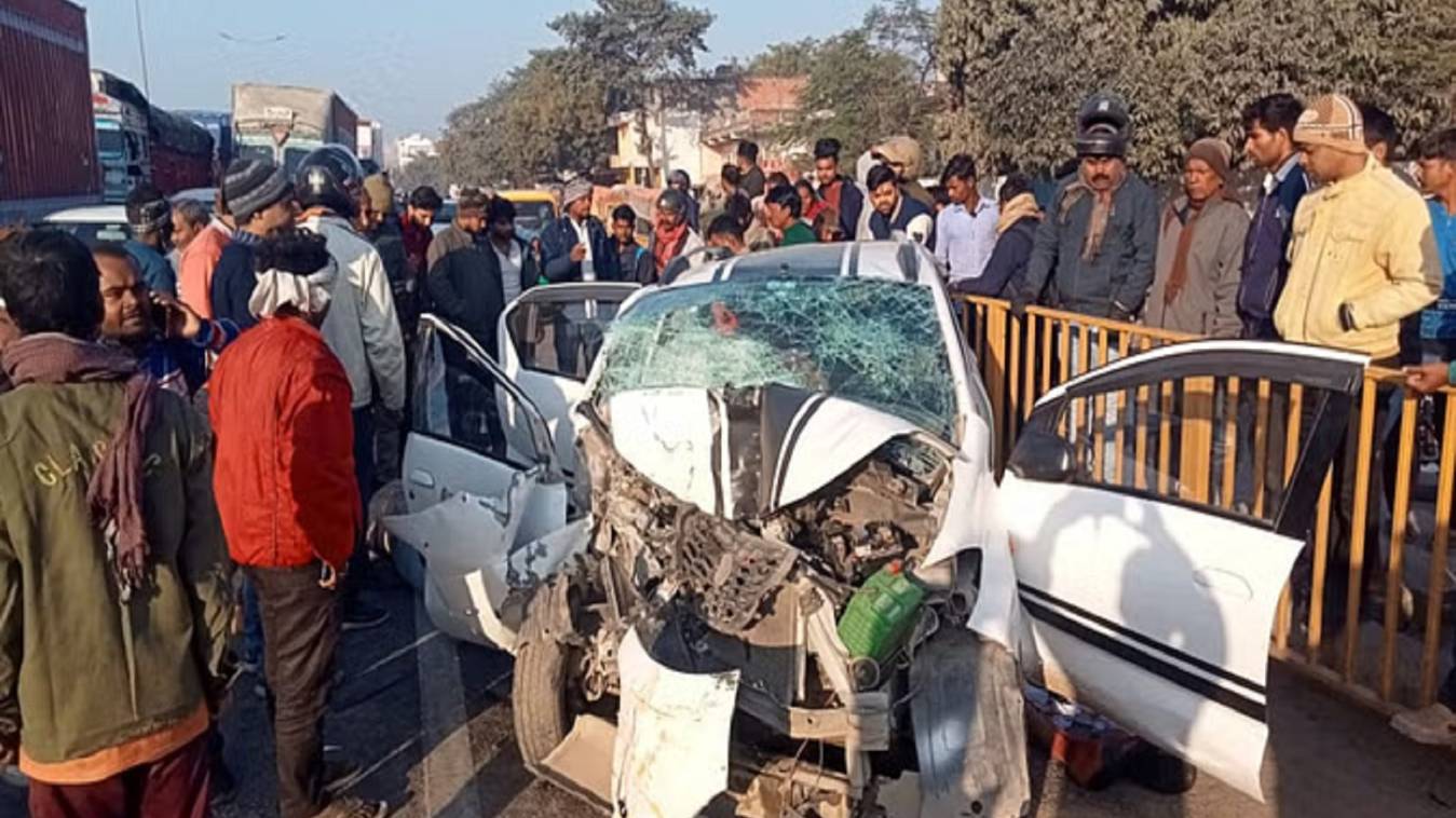 महाकुंभ से लौट रही कार हाइवे पर खड़ी बस में घुसी, 2 की मौत, 3 गंभीर