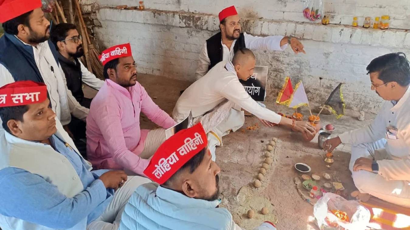 अखिलेश यादव ने कल भेजा था कफन तो काशी में सपाइयों ने किया चुनाव आयोग का पिंडदान