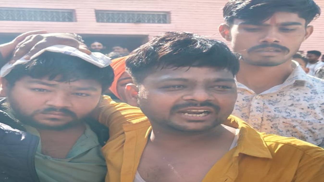 अयोध्या के हनुमानगढ़ी परिसर में पुलिस ने प्रसाद विक्रेता को पीटा, सिर फटा, व्यापारियों ने जमकर की नारेबाजी, बंद की दुकानें