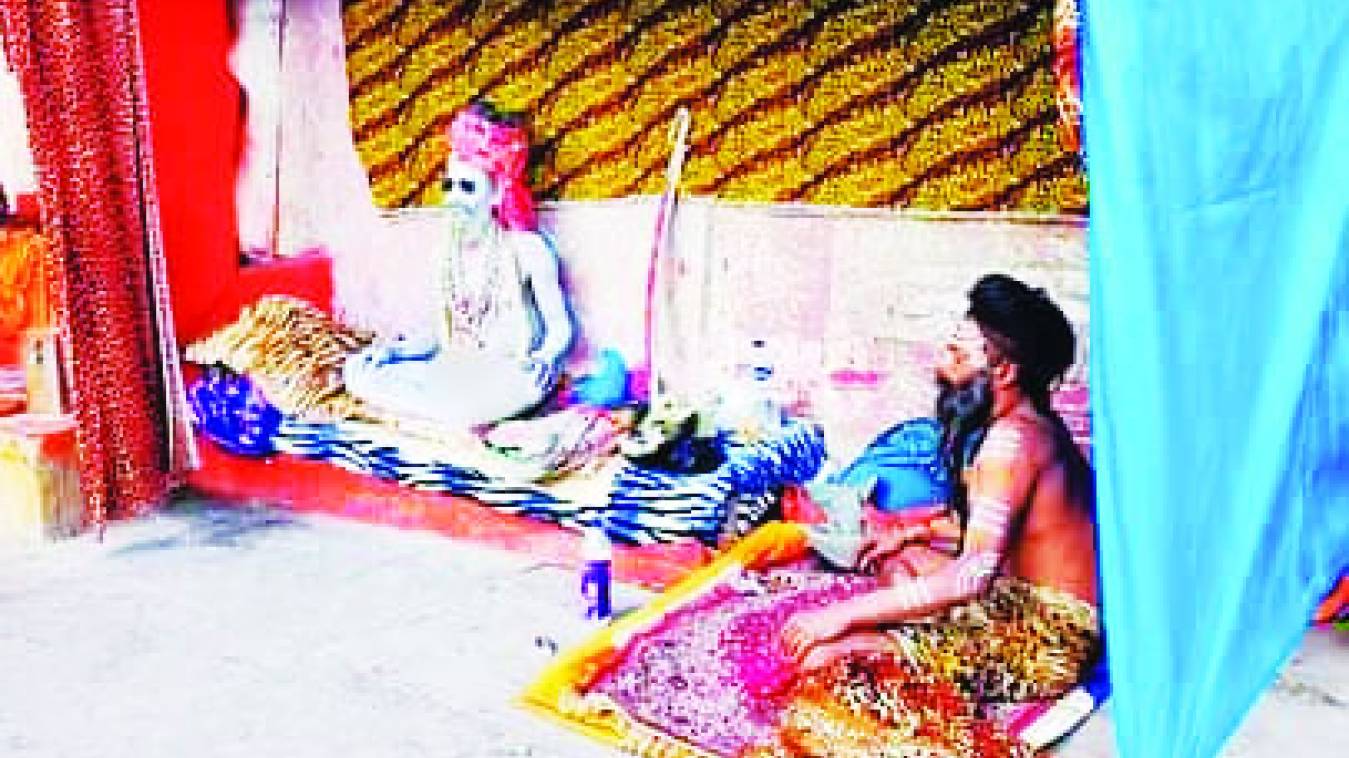 गंगा किनारे साधना में हुए लीन हुए नागा साधु