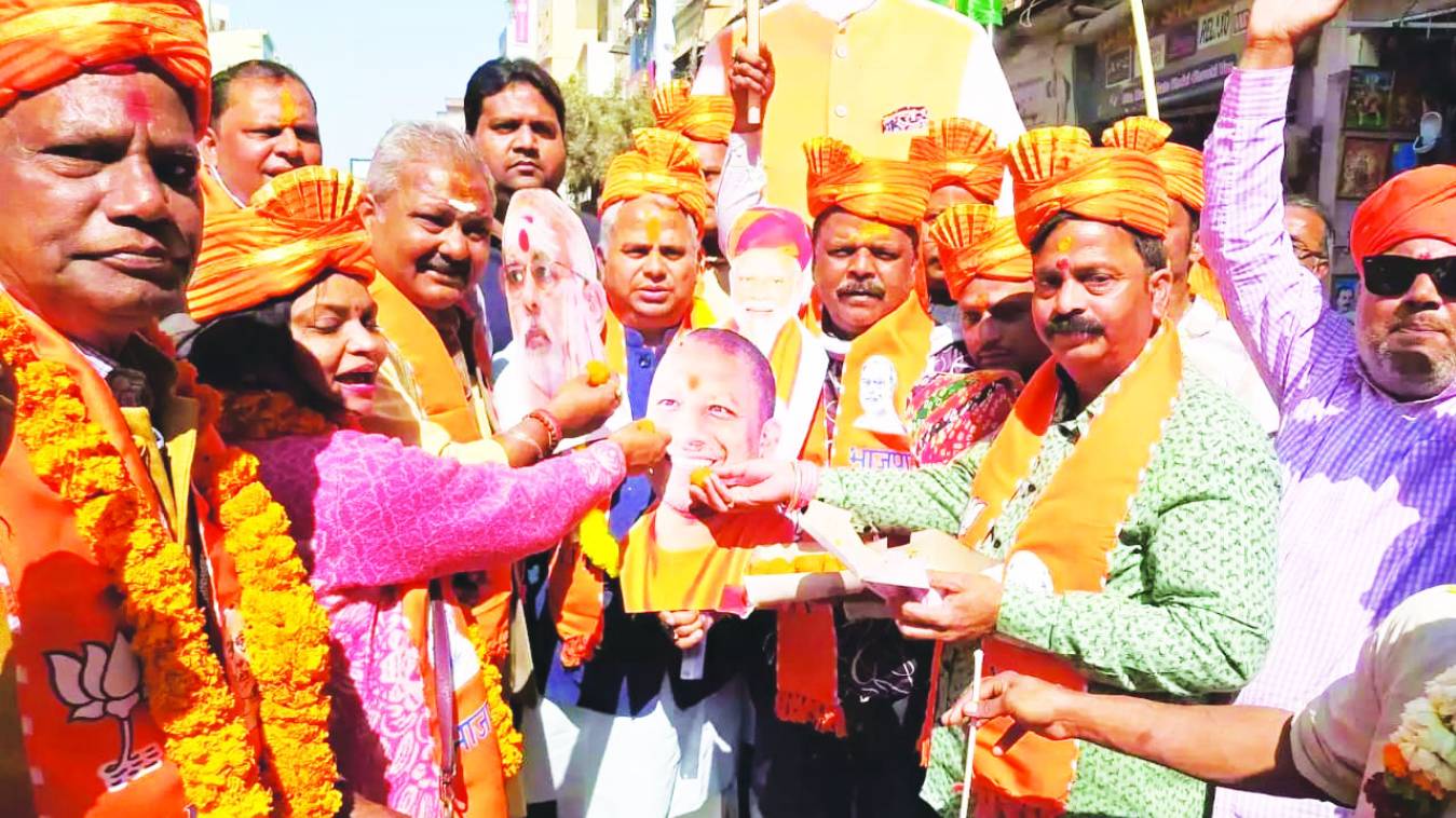 दिल्ली में भाजपा की जीत पर वाराणसी में जश्न