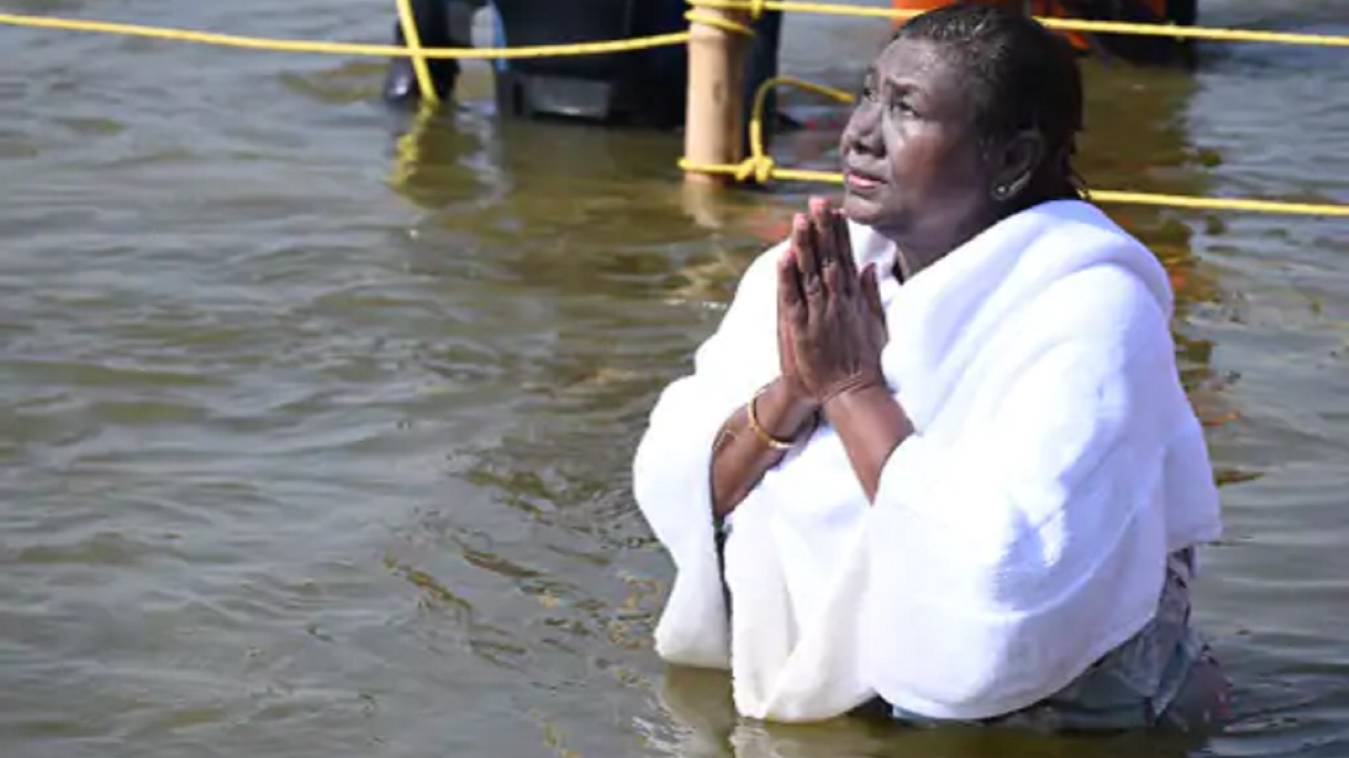 राष्ट्रपति द्रौपदी मुर्मु ने संगम में लगाई आस्था की डुबकी, सूर्य को अर्घ्य दिया, बड़े हनुमान मंदिर में किए दर्शन 