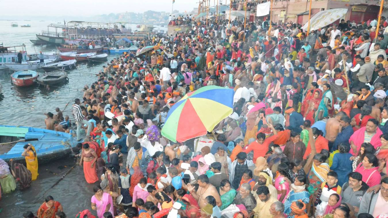 माघी पूर्णिमा पर वाराणसी के गंगा घाटों पर उमड़ी भीड़, लाखों श्रद्धालुओं ने लगाई आस्था की डुबकी