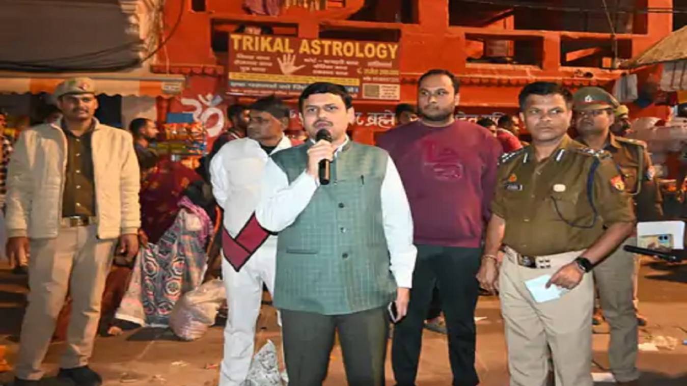 मंडलायुक्त ने गोदौलिया क्षेत्र और घाटों का किया निरीक्षण, गंगा आरती के नाम पर वसूली पर भड़के, बोले- ऐसे लोगों को चिन्हित कर करें कार्रवाई