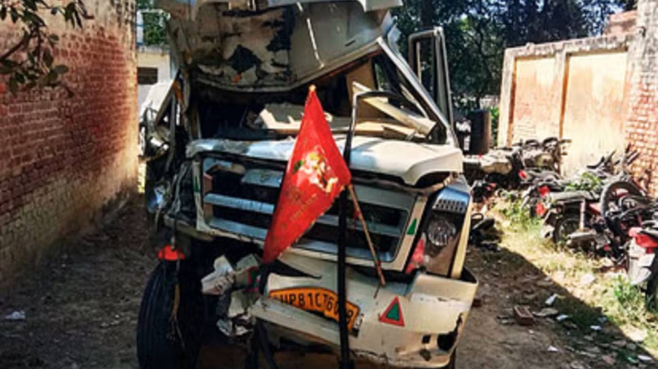 जाैनपुर में मिनी बस की डंपर से टक्कर, 2 की मौत, 10 लोग घायल, काशी से अयोध्या जा रहे थे श्राद्धालु 