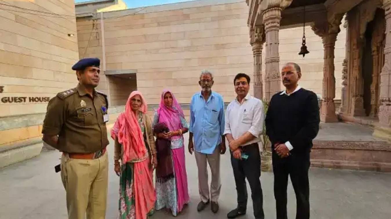 काशी विश्वनाथ मंदिर न्यास ने बुजुर्ग महिला को परिवार से मिलाया