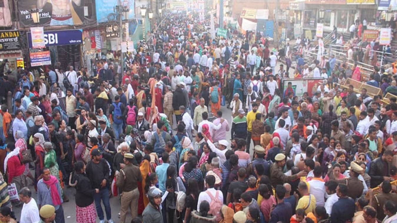  महाकुंभ के पलट प्रवाह का असर कुछ ऐसा विश्वनाथ धाम में उमड़ा श्रद्धालुओं का सैलाब, दोपहर तक तीन लाख भक्तों ने नवाया शीश