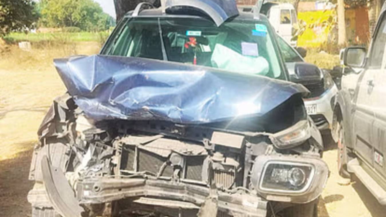Mirzapur : हाइवे पर स्कॉर्पियो ने 2 कार में मारी टक्कर, 13 लोग घायल, एक गंभीर 