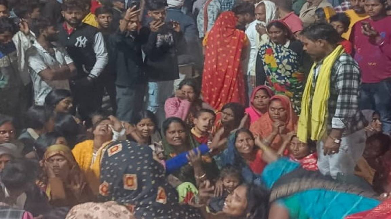 युवक की शव  लेकर कठिरांव चौराहे पर  परिजनों ने देर रात तक दिया धरना, 15 दिन पहले मनबढ़ों ने की थी पिटाई