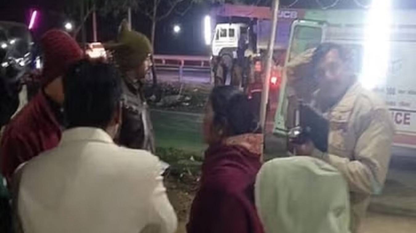 यूपी के प्रयागराज में भीषण हादसा, खड़ी ट्रेलर में पीछे से भिड़ी श्रद्धालुओं से भरी बस, दो की मौत, 18 घायल