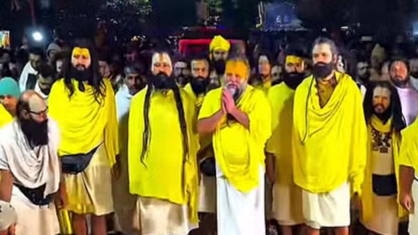 12 दिन बाद फिर शुरू हुई प्रेमानंद महाराज की पदयात्रा, भक्तों ने सड़क पर रंगोली बनाई जलाए दीप